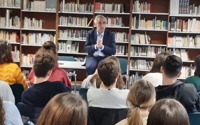 Des lycéens rencontrent le célèbre journaliste politique Bruno Jeudy